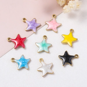 Vue rapprochée de huit pendentifs étoile de mer colorés dorés pour création de bijoux