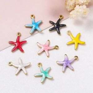 Détail de pendentifs étoile de mer en émail de huit couleurs avec boucles en métal doré