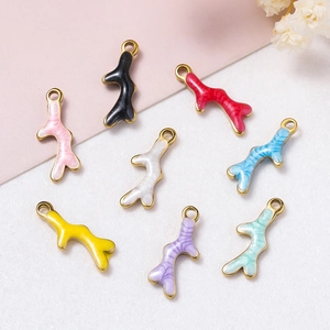 Vue macro de pendentifs corail en émail coloré avec finition dorée pour bijoux