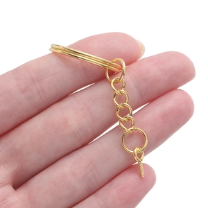 Nahaufnahme von hellgoldenen 25mm Schlüsselanhängern mit Kette und Ösenschraube