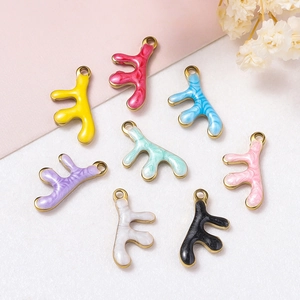 Détail de pendentifs en corail en acier inoxydable de diverses couleurs pour bijoux DIY