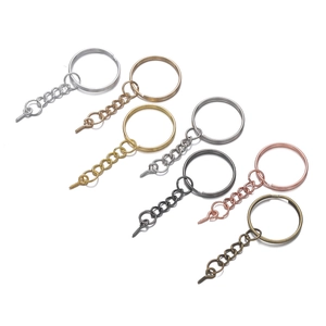 Detailansicht von 25mm Metall-Schlüsselring-Sets mit Ketten und Ösenschrauben in 7 Farben
