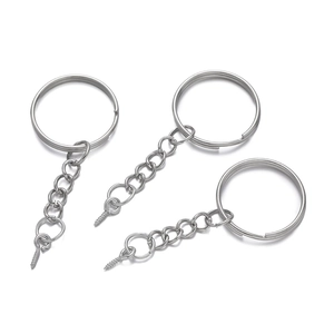 Makroansicht von DIY 25mm Schlüsselanhänger mit Kette und Schrauböse aus Metall in Silber