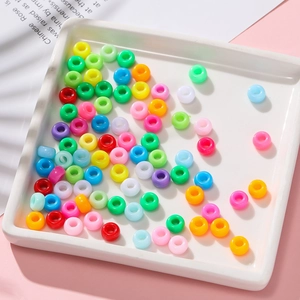 Détail des perles acryliques colorées de 4x7mm à large trou pour bijoux artisanaux