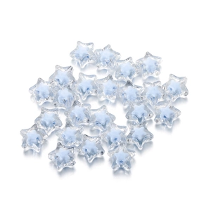 Primer plano de cuentas de estrella acrílicas con capa transparente y centro azul claro