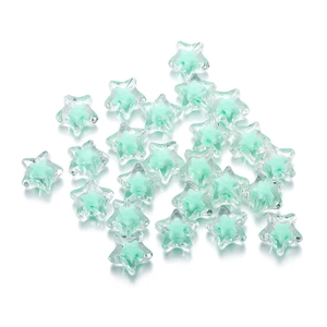 Vista de detalle de cuentas de estrella en acrílico transparente con núcleo verde menta