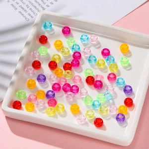Vue détaillée des perles en acrylique colorées 4x7mm à grands trous pour bijoux DIY
