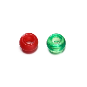 Détail de perles en acrylique 4x7mm rouge uni et vert translucide pour bijoux DIY