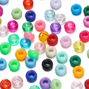 Gros plan de perles acryliques colorées 4x7mm avec de grands trous pour création DIY