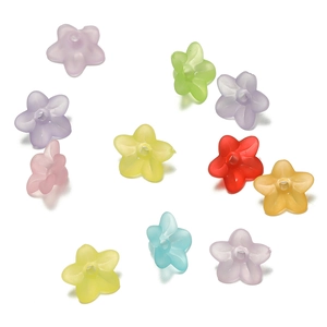 Dettaglio di perline in acrilico opaco a forma di mughetto in colori assortiti per DIY