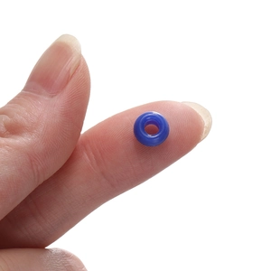 Joint torique en silicone bleu sur le doigt montrant la taille miniature 4x7mm
