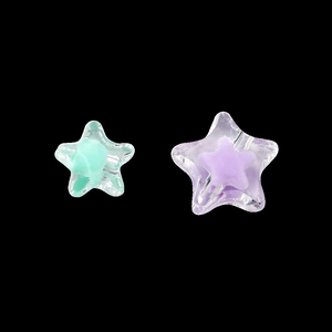Detalle de cuentas de estrella de acrílico con núcleos verde y púrpura para joyería DIY