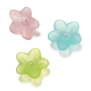 Dettaglio macro di perle a forma di giglio in acrilico satinato 9mm per gioielli