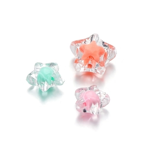 Detalle de cuentas estrella transparentes con núcleos de colores para joyería artesanal