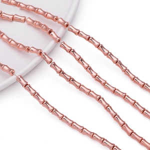 Nahaufnahme von roségoldenen Bambus-Zwischenperlen für DIY-Schmuckherstellung und Design