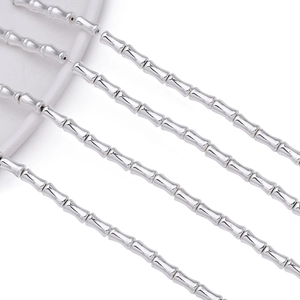 Makroansicht silberner bambusförmiger Zylinderperlen mit hellem Metallglanz für DIY-Schmuck