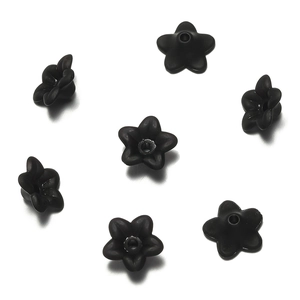 Dettaglio macro di perline a forma di mughetto da 9mm in acrilico nero opaco per gioielli