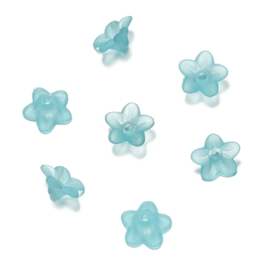 Dettaglio macro di perle in acrilico satinato blu chiaro da 9mm per creazione gioielli DIY