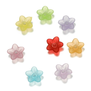 Dettaglio macro di perline di mughetto in acrilico satinato multicolore per gioielli fai-da-te