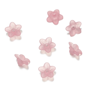 Dettaglio macro di perline di mughetto in acrilico rosa opaco per bigiotteria