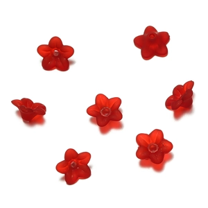 Dettaglio di piccole perline a fiore di mughetto in acrilico rosso satinato per gioielli DIY