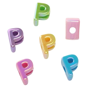 Dettaglio macro di perle a lettera P in acrilico iridescente con finitura perlata neon