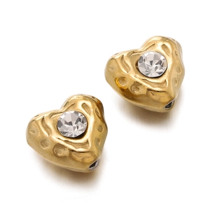 Détail de perles en forme de cœur doré avec centre en cristal et surface métallique