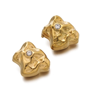 Détail de boucles d'oreilles pépites plaquées or avec une pierre de zircone centrale