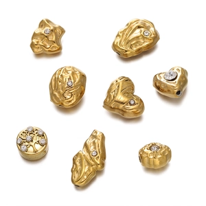 Vue détaillée des perles de cœur évidées dorées et intercalaires pour bijoux DIY