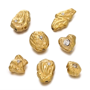 Détail de perles dorées irrégulières avec cristaux pour la création de bijoux