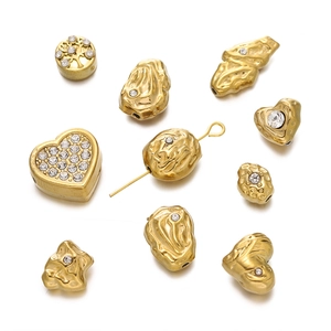 Gros plan de perles en forme de cœur dorées et d'entretoises en cristal pour bijoux DIY