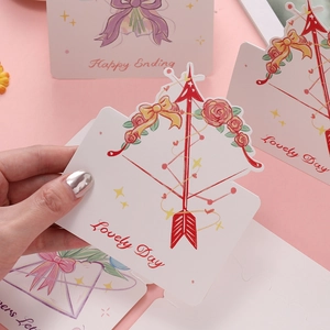 Detail von künstlerischen Blumen-Grußkarten mit handgehaltenem lila Schleifen-Design