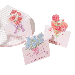 Minimalistische Blumenkarten mit Illustrationen von Nelken und Tulpen auf weißem Halter