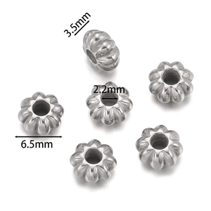 Macro-opname van 6,5 mm roestvrijstalen bloemkralen met 2,2 mm gat voor DIY-sieraden