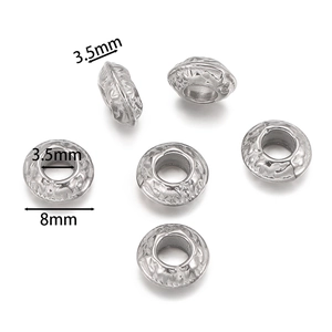 Macro-opname van gestructureerde roestvrijstalen kralen van 8 mm met een gat van 3,5 mm