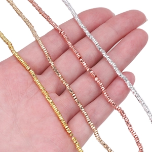 Makroaufnahme von facettierten Hämatit-Abstandshaltern in Gold, Roségold, Silber und Bronze