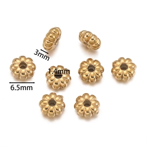Macro detail van 6,5 mm gouden roestvrijstalen afstandhouders met afmetingen labels