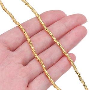 Detailansicht der goldenen flachen Abstandsperlen für DIY-Schmuck und Kettenherstellung