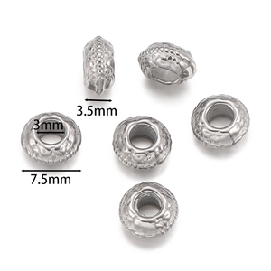 Detailweergave van getextureerde roestvrijstalen wielkralen met 7,5 mm diameter en 3 mm gat