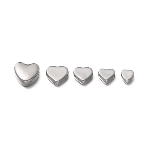Makroaufnahme von Herz-Abstandshalterperlen aus Edelstahl in fünf Größen für DIY-Schmuck