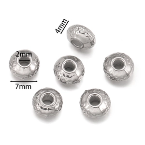 Detailoverzicht van 7mm roestvrijstalen kralen met golftextuur voor DIY sieraden
