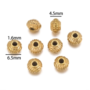 Detail van 6,5mm gouden roestvrijstalen afstandhouders met spiraalgroeven voor sieraden DIY