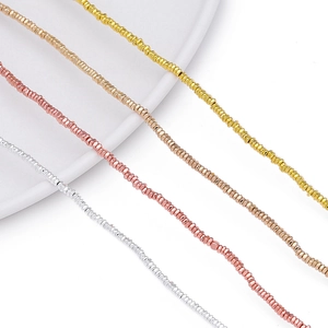 Makroaufnahme facettierter Hämatitperlen in Gold, Bronze, Roségold und Silberglanz