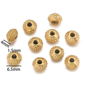 Macro-detail van 6,5 mm getextureerde gouden rvs kralen met afmetingen weergegeven