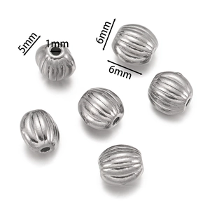 Detail van 6mm zilveren roestvrijstalen afstandhouders met verticale textuur en 1mm gat