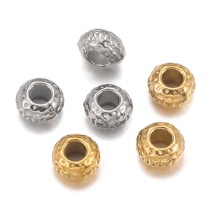 Gedetailleerde macro-opname van goud en zilver roestvrijstalen kralen met reliëf voor DIY sieraden