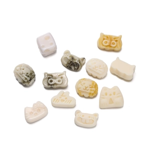 Detail van schattige harsdierkralen voor DIY-accessoires zoals katten en kleine beren