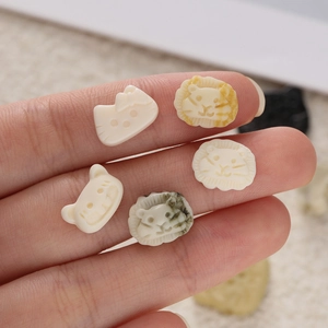 Macro-opname van miniatuur resin cartoon katten en dieren voor DIY knutselwerk