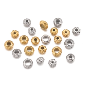 Detailoverzicht van gouden en zilveren roestvrijstalen kralen met groot gat voor DIY-sieraden