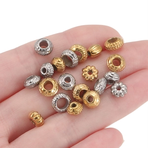 Gouden en zilveren roestvrijstalen kralen met diverse texturen voor DIY-sieraden in de hand